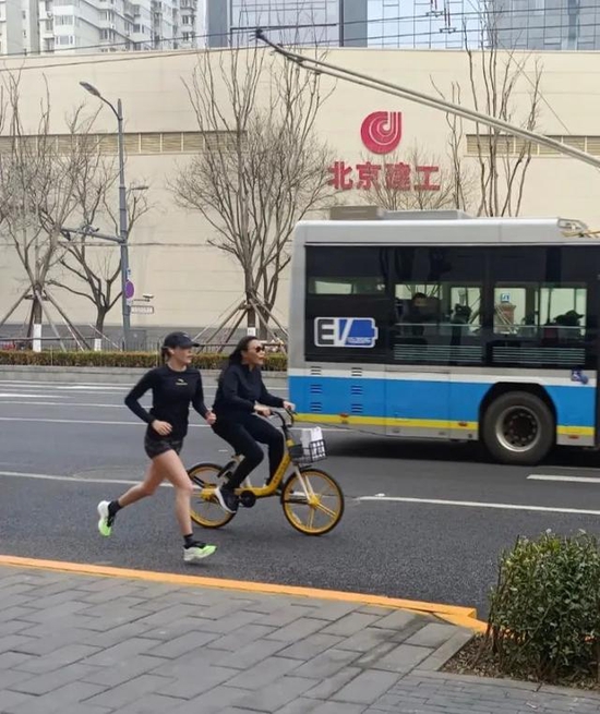 谷爱凌北京街头跑步 半马用时1小时41分