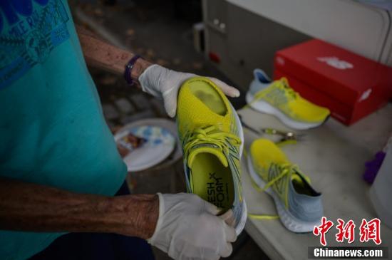 最枯燥的长跑 绕同一街区跑5649圈