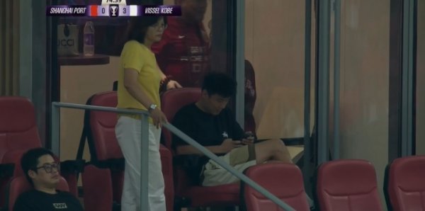 海港0-3追赶  神户，因伤缺阵的武磊在看台上看手机