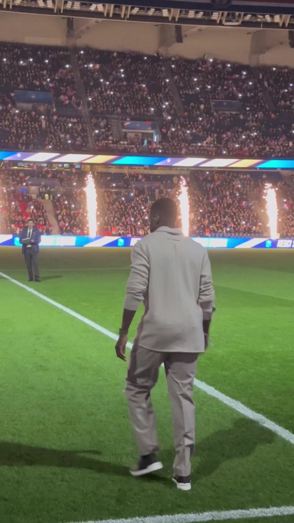 致敬功勋！记者：法国足协为乌姆蒂蒂举办退役仪式