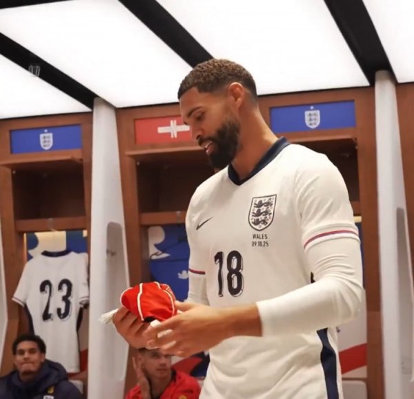 时隔7年再次为英格兰出场，奇克获赠纪念帽子：很高兴重返球队