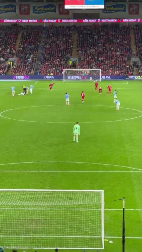 防得了得分  防不住鼠鼠！一老鼠闯入运动活动    场  ，库尔图瓦想抓住但未得手