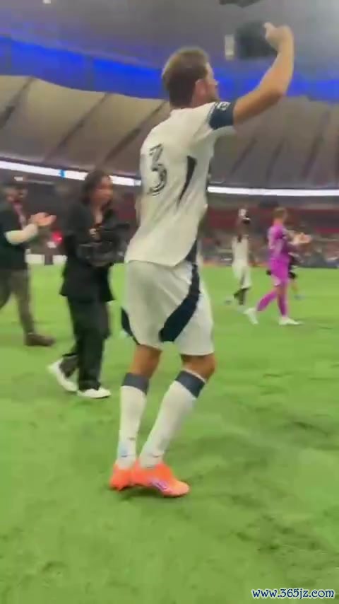 舞姿妖娆！穆勒赛后跳舞庆祝夺魁  ：继续狂欢🕺