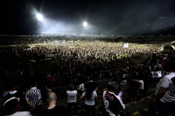 庞特普雷塔夺建队125年首个全国第一名  ，球迷冲场导致颁奖典礼  推迟