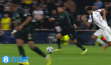 危险动作！约翰逊铲球亮鞋钉踢到洛佩斯跟腱位置，被改判驱逐  罚下