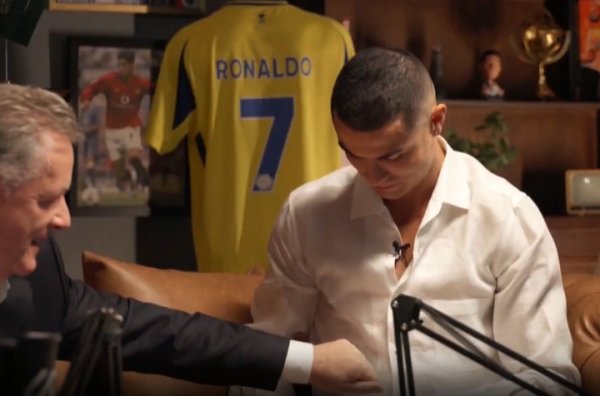 摩根锤了锤C罗的腹肌：你介意我碰一下吗...嗯，就像在敲花岗岩